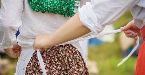 tying an apron