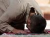 uomo musulmano che prega in moschea