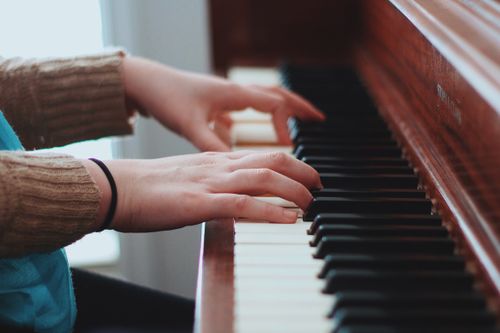 hands on a piano keys