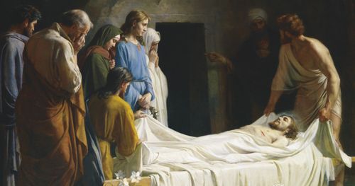 El cuerpo del Cristo crucificado envuelto en tela de sepultura blanca