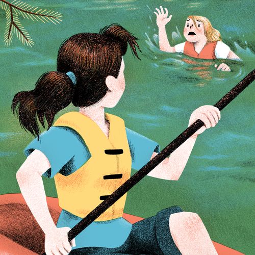 Ein Mädchen hält sich über Wasser, ein anderes Mädchen sitzt im Kajak