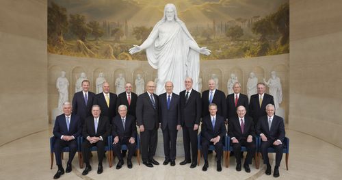 Alle Mitglieder der Ersten Präsidentschaft und des Kollegiums der Zwölf Apostel im Besucherzentrum in Rom bei der Christus-Statue und den Statuen der ursprünglichen Zwölf Apostel. Von links nach rechts: Dieter F. Uchtdorf, Jeffrey R. Holland, M. Russell Ballard, Dallin H. Oaks, Russell M. Nelson, Henry B. Eyring, David A. Bednar, Quentin L. Cook, D. Todd Christofferson, Gary E. Stevenson, Ronald A. Rasband, Neil L. Andersen, Dale G. Renlund, Gerrit W. Gong, Ulisses Soares