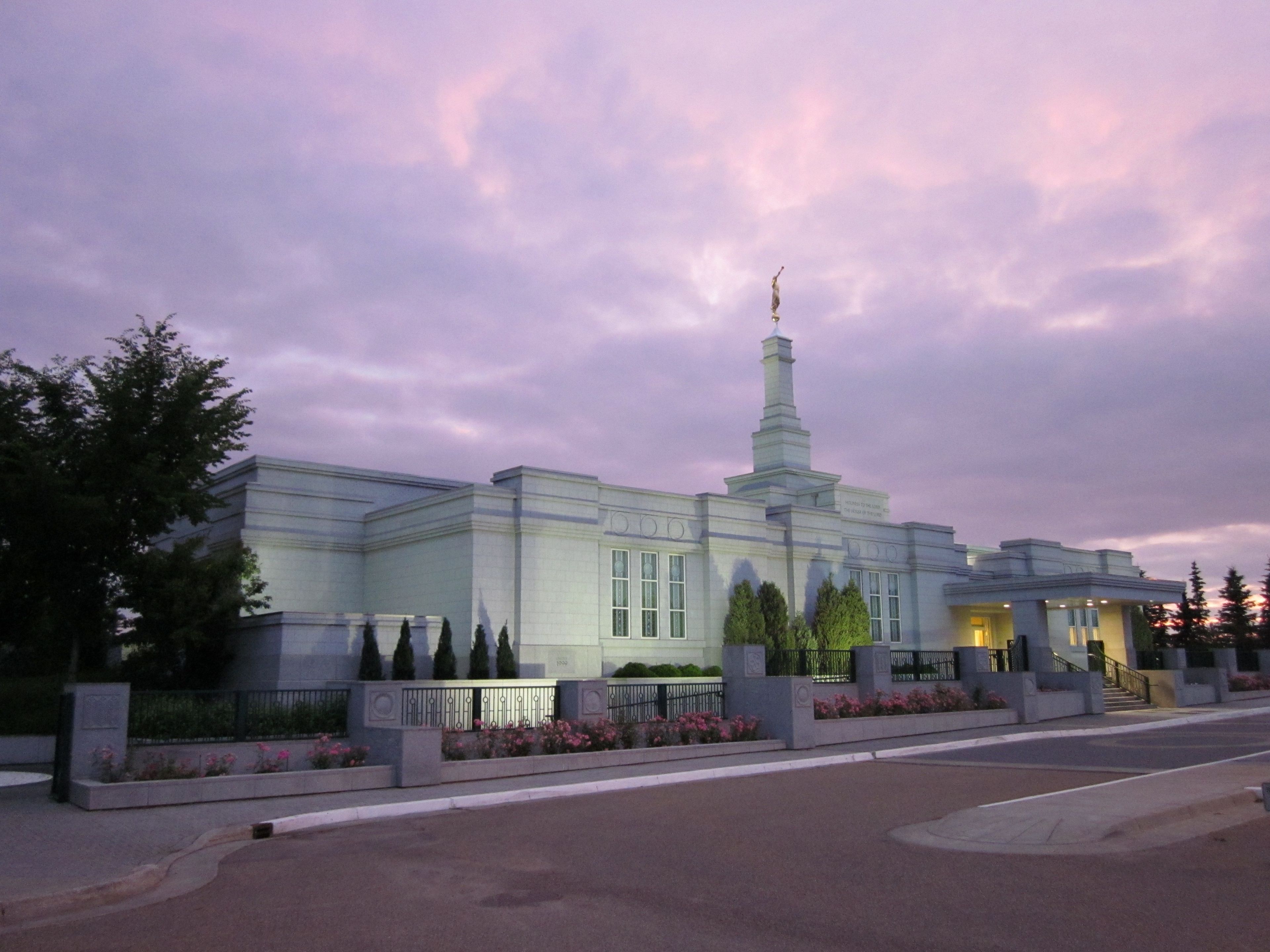 A view of the Edmonton Alberta Temple in the evening.