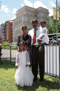 família com o Templo de Hong Kong China em segundo plano