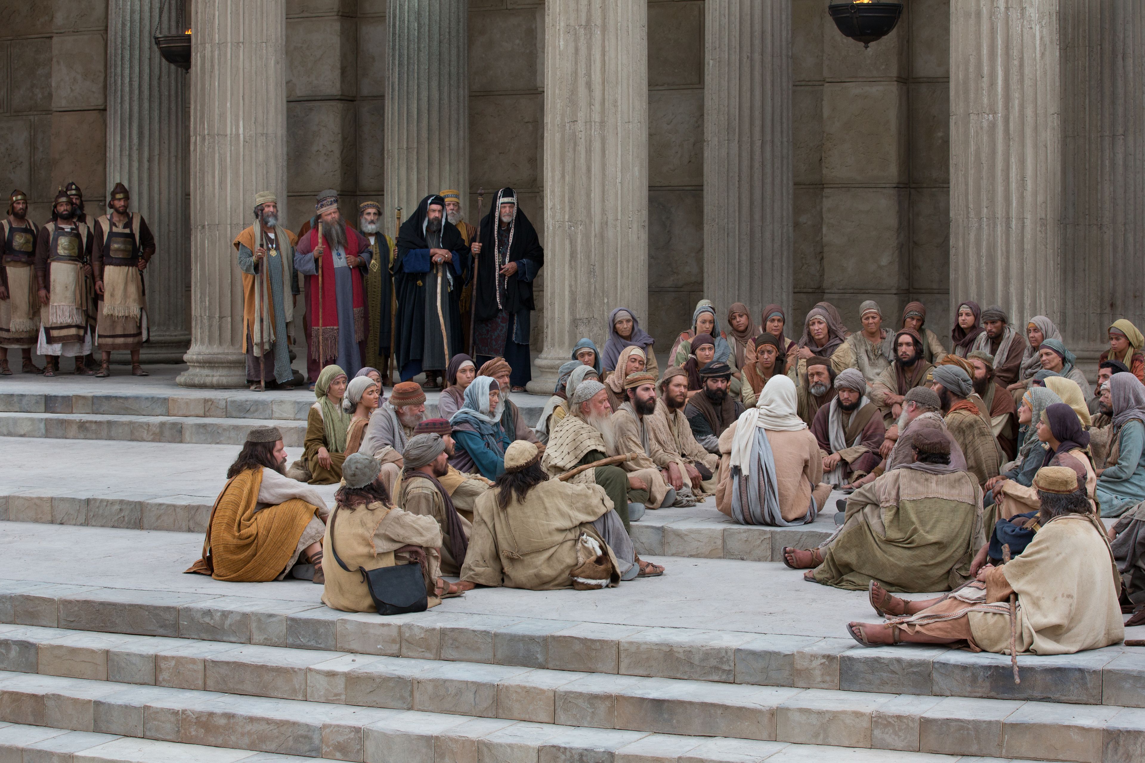 Jesús enseña en la escalinata del templo.