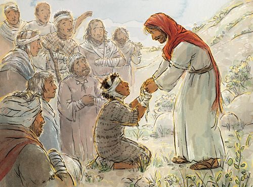 Jesucristo de pie frente a unos hombres con vendas