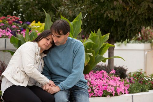 un mari et sa femme se consolent l’un l’autre dans les jardins du temple