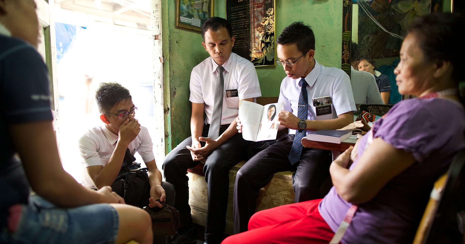 Missionaries teach gospel