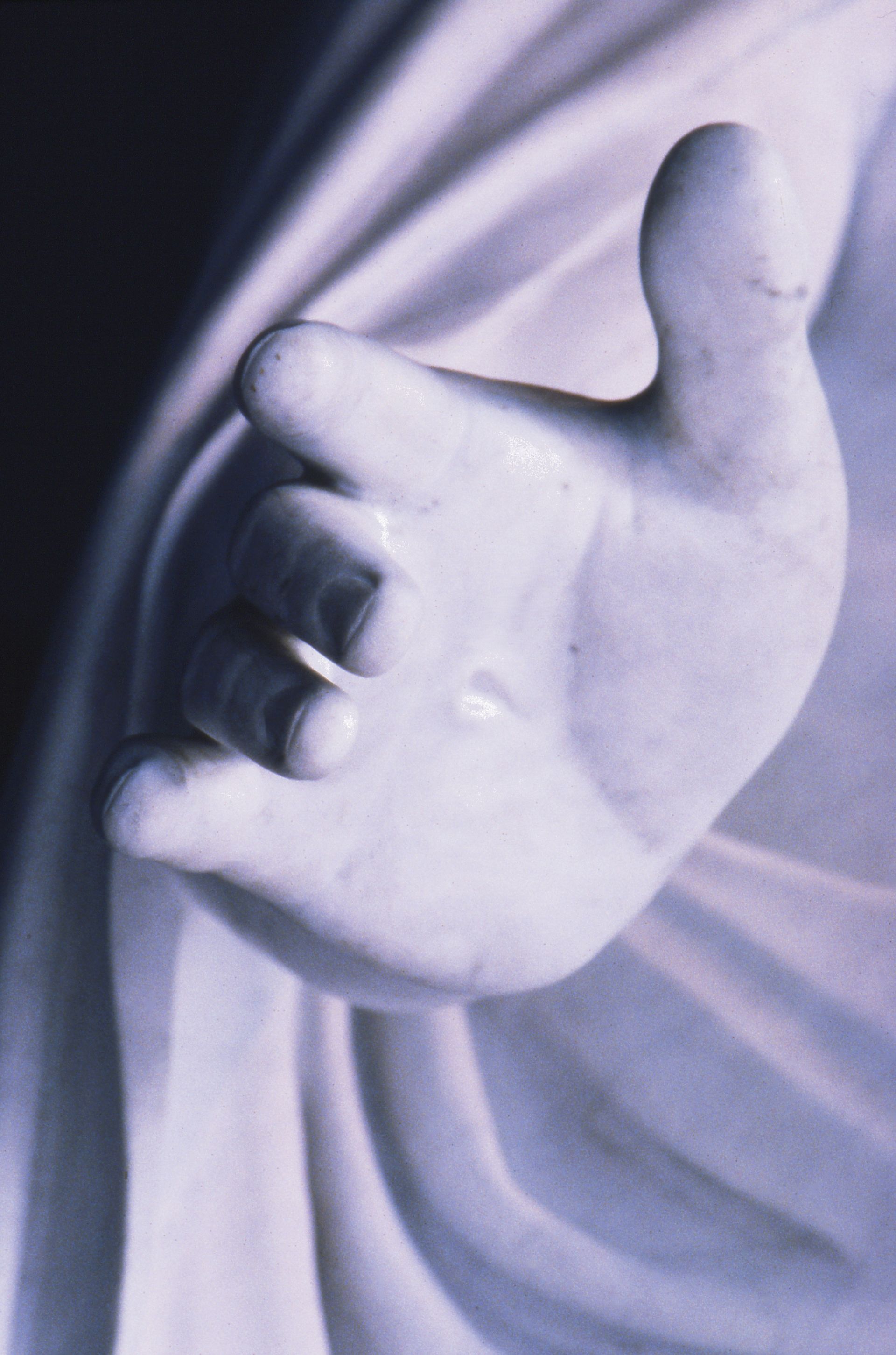 Detalj av hånden på en statue av Kristus