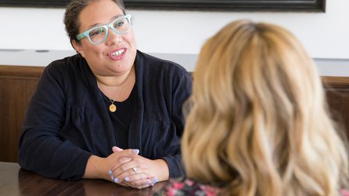 unas mujeres hablando