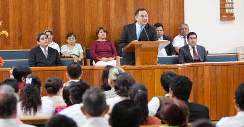 homem falando ao púlpito