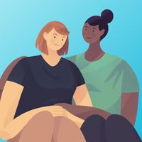 Uma mulher consolando sua amiga depois de ela passar por uma provação difícil