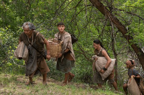 Zeniff leads his followers in the wilderness to the Land of Nephi. They are carrying their belongings as well as supplies and tools.