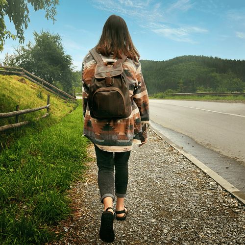 una joven caminando por la carretera