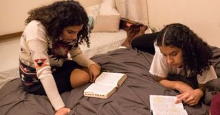 fiatal nők közösen tanulmányozzák a szentírásokat