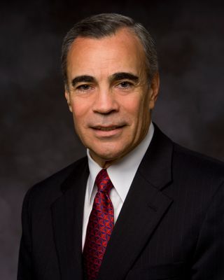 Élder Francisco J. Viñas