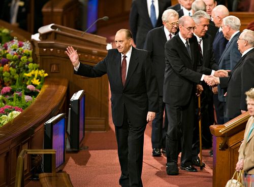 president Monson vinkar på generalkonferensen