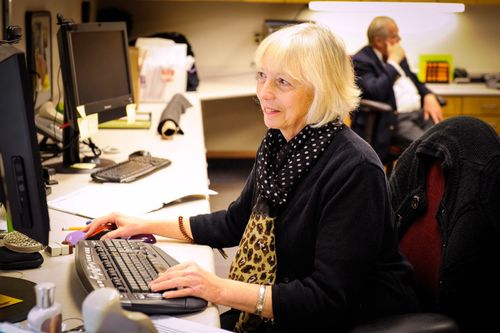 mujer escribiendo en un teclado