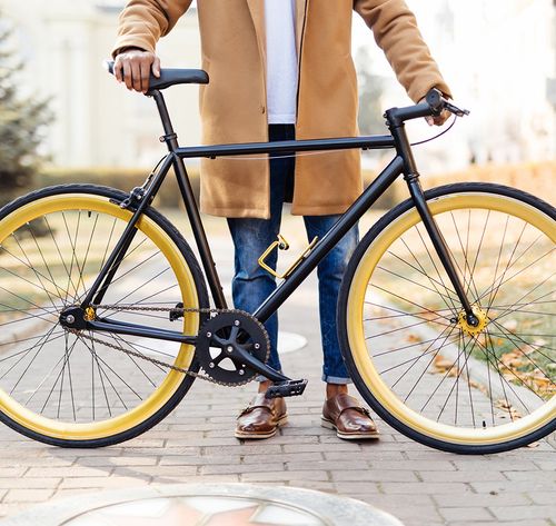 homem segurando bicicleta