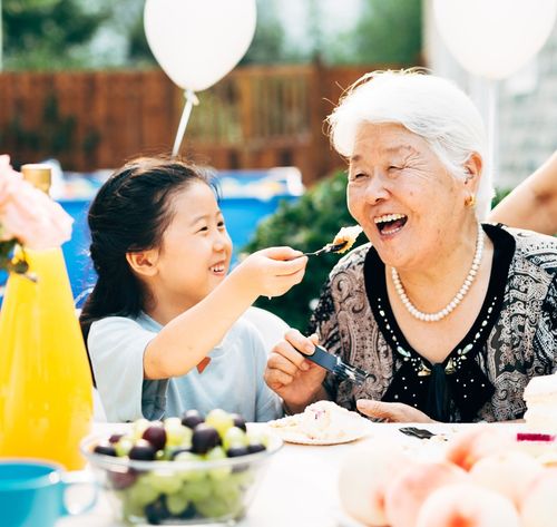 una familia en la fiesta de cumpleaños de una mujer mayor