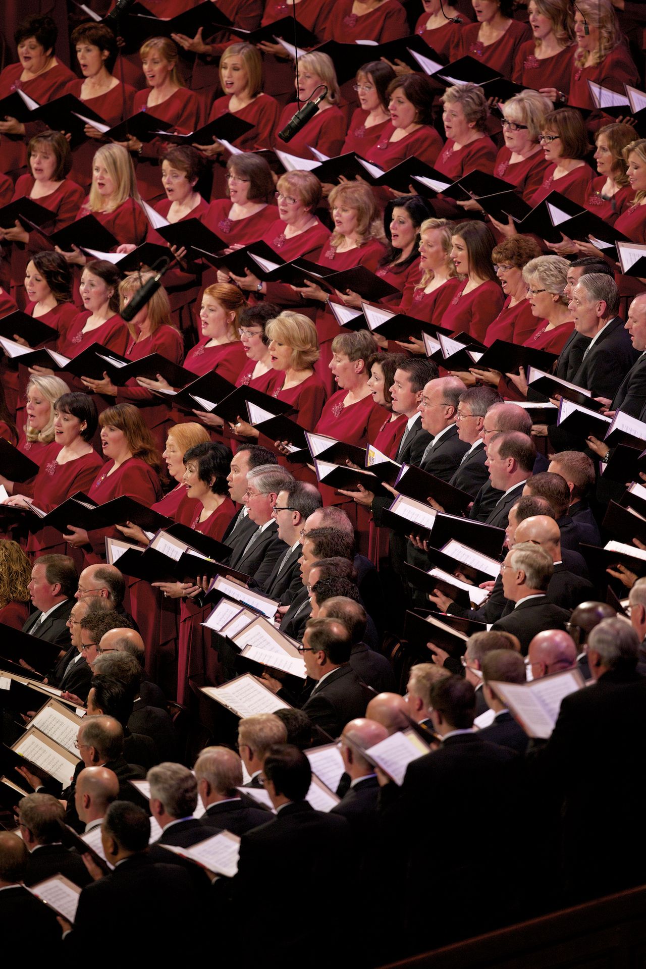 Men and women of the Mormon Tabernacle Choir singing together at the October 2013 general conference.