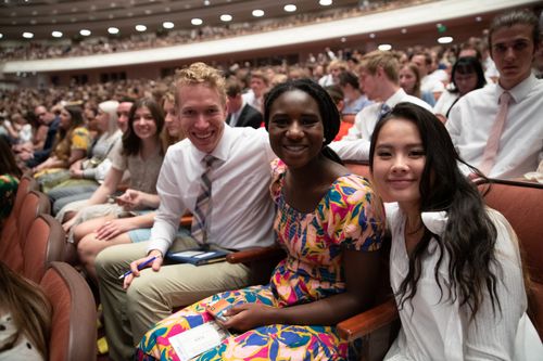 Domenica 15 maggio 2022 i giovani adulti si riuniscono nel Centro delle conferenze di Salt Lake City per ascoltare il presidente Russell M. Nelson e sua moglie, la sorella Wendy Nelson.