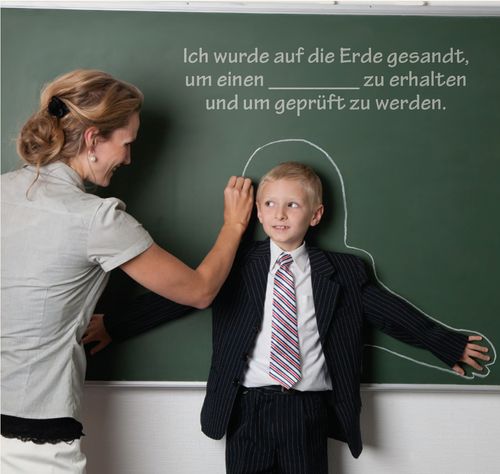 Ein Lehrer zeichnet die Umrisse eines Kindes an die Tafel