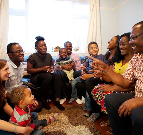 una familia conversando en la sala de estar