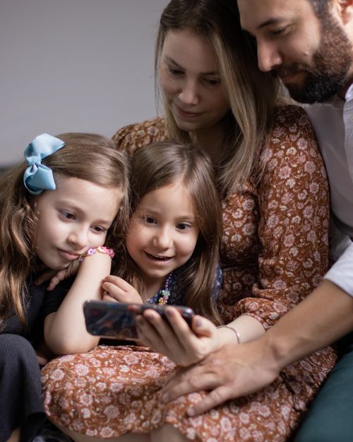 família a olhar para o telefone