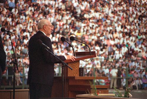 El presidente Hinckley toma la palabra en Santiago