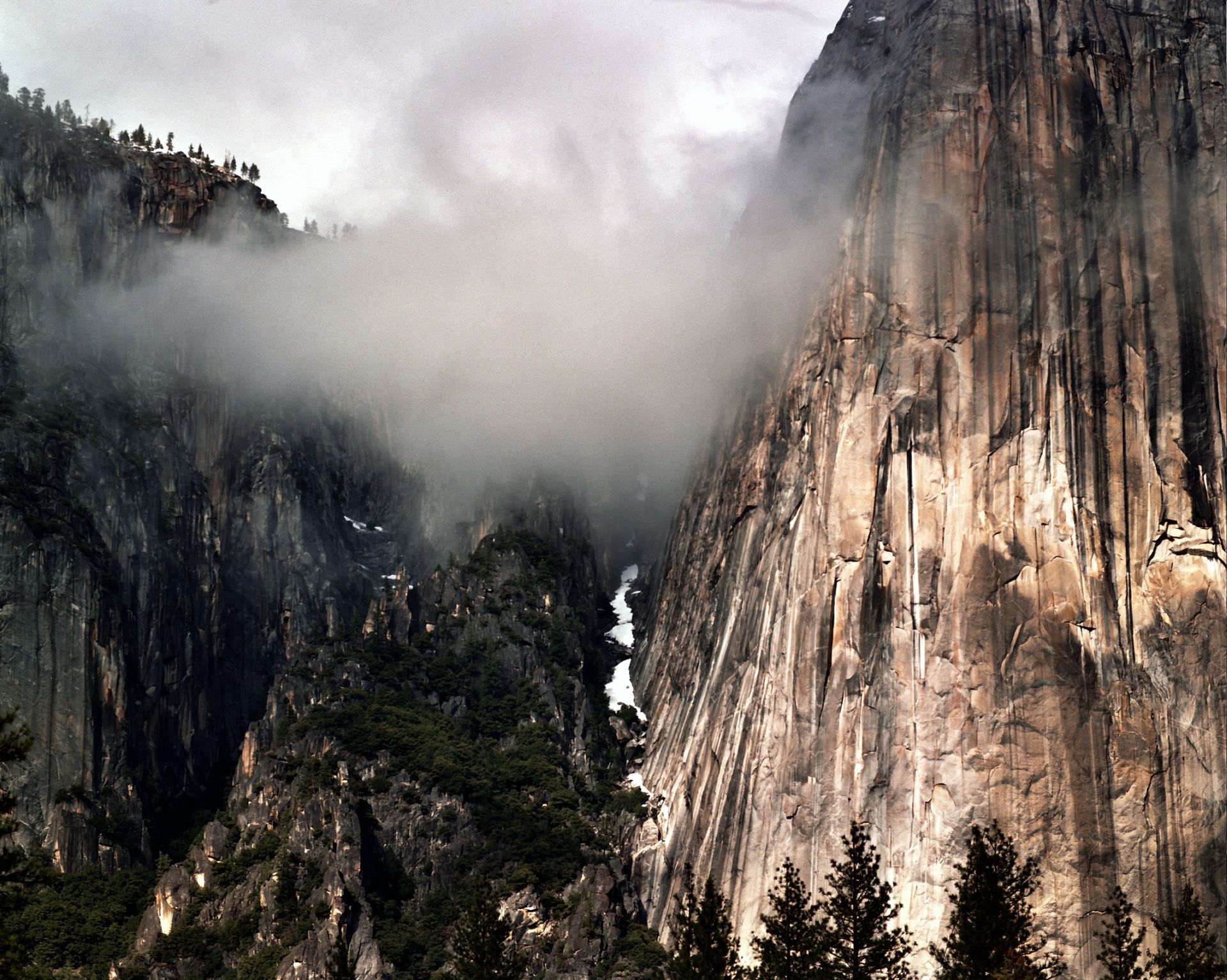 An image of cliffs in Yosemite National Park.