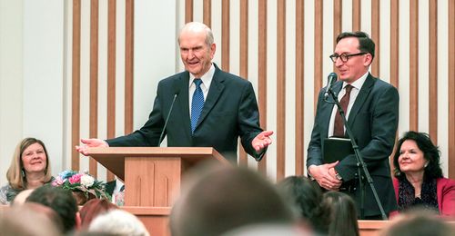 President Russell M. Nelson speaking to members in Russia