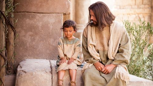 Jésus regarde un enfant assis à côté de lui