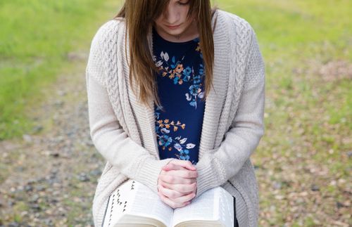 jeune fille lisant les Écritures en plein air