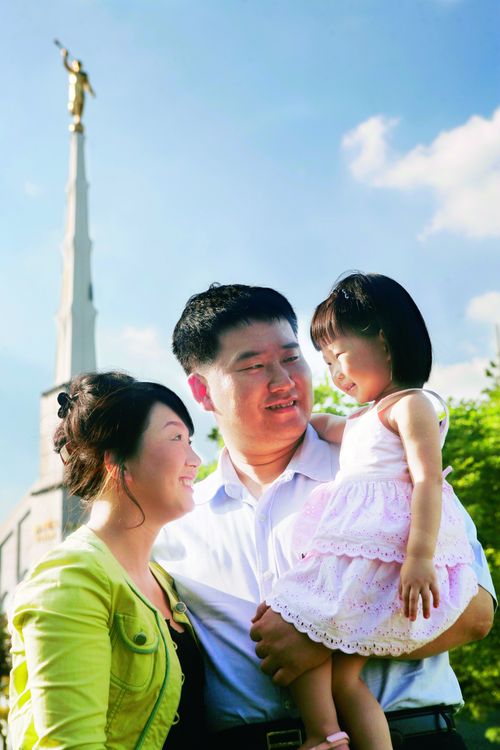 Famiglia coreana davanti al tempio di Seul, in Corea.