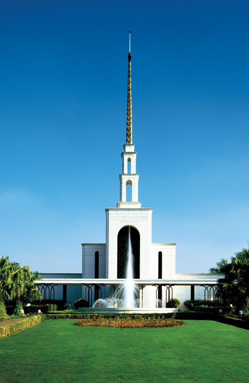 The front of the São Paulo Brazil Temple, with the fountain on the grounds.