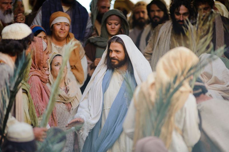 Mateo 21:1–11, Jesús entra en Jerusalén montado sobre un asna
