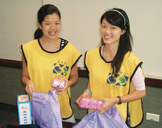 dos jóvenes voluntarias