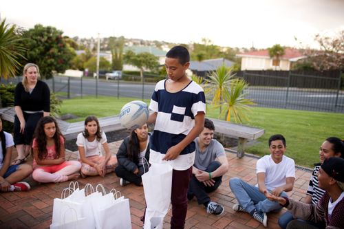 Jóvenes sentados en semicírculo