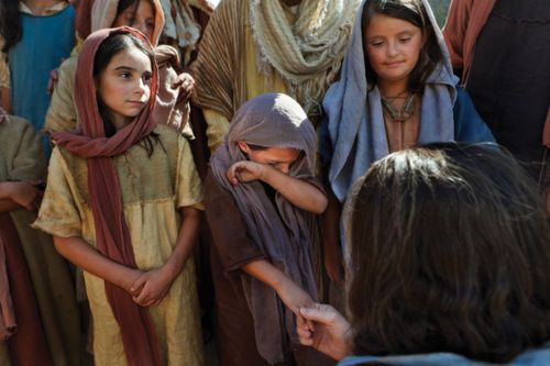 Luke 18:15–17, Jesus talks with a group of children