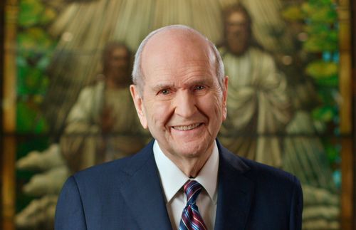 portrait de Russell M. Nelson, avec, en arrière-plan, un vitrail représentant le Père et le Fils