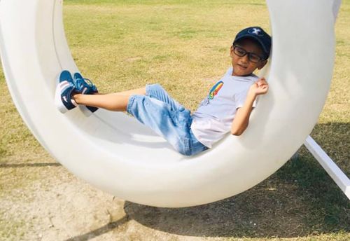 Photo d’un garçon jouant dans un parc