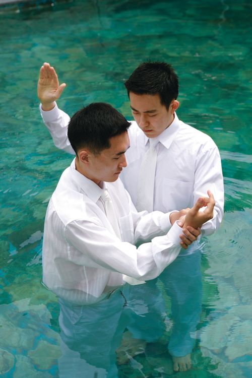 バプテスマを受ける青年