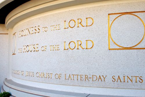 A detail of the engraving on the Las Vegas Nevada Temple that says, “Holiness to the Lord: The House of the Lord.”
