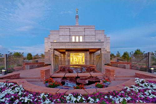 The front of the Snowflake Arizona Temple, with a view of the fountain, the entrance, and flowers on the grounds around the temple.