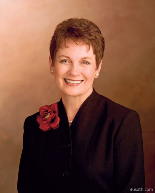 Retrato de Cheryl C. Lant, quien fue la undécima Presidenta General de la Primaria desde 2005 hasta 2010.