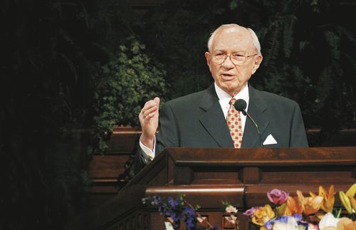 President Gordon B. Hinckley at the pulpit