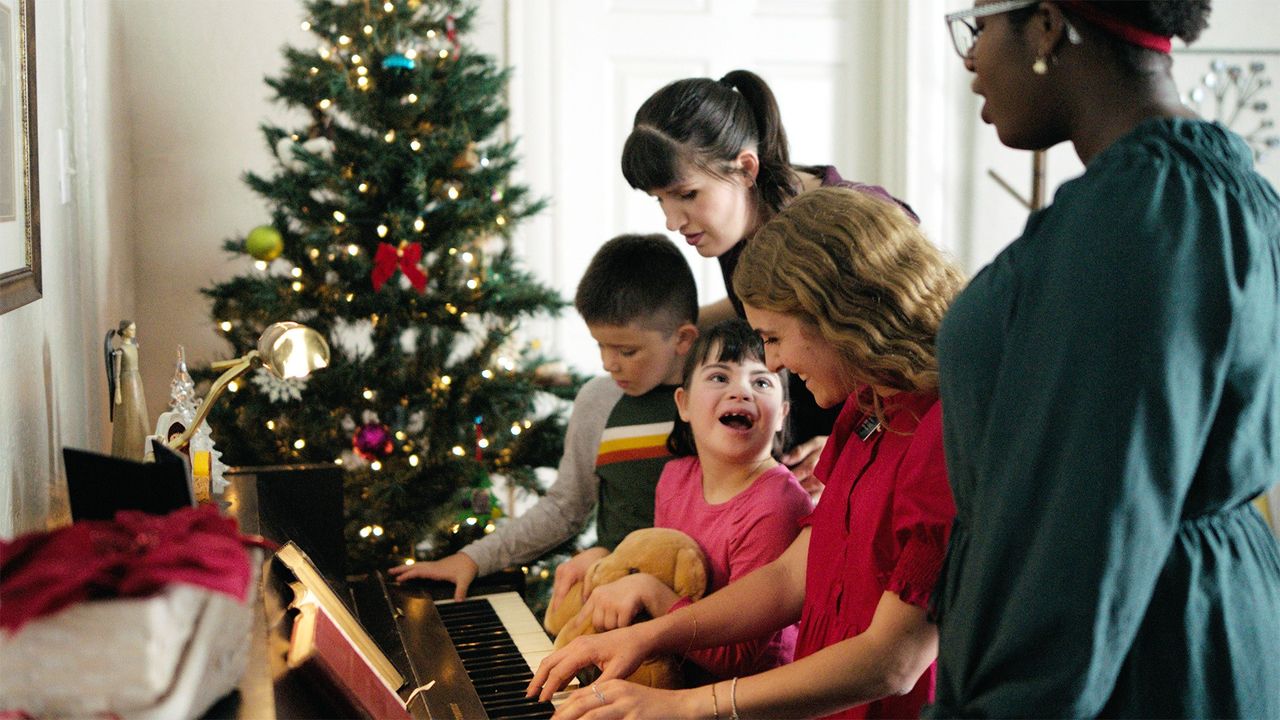 Misionářky hrají na piano s rodinou