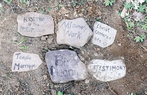 Sporočila, zapisana na kamne