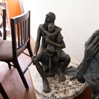 Sculptură cu Isaac îmbrățișându-l pe tatăl său, Avraam.